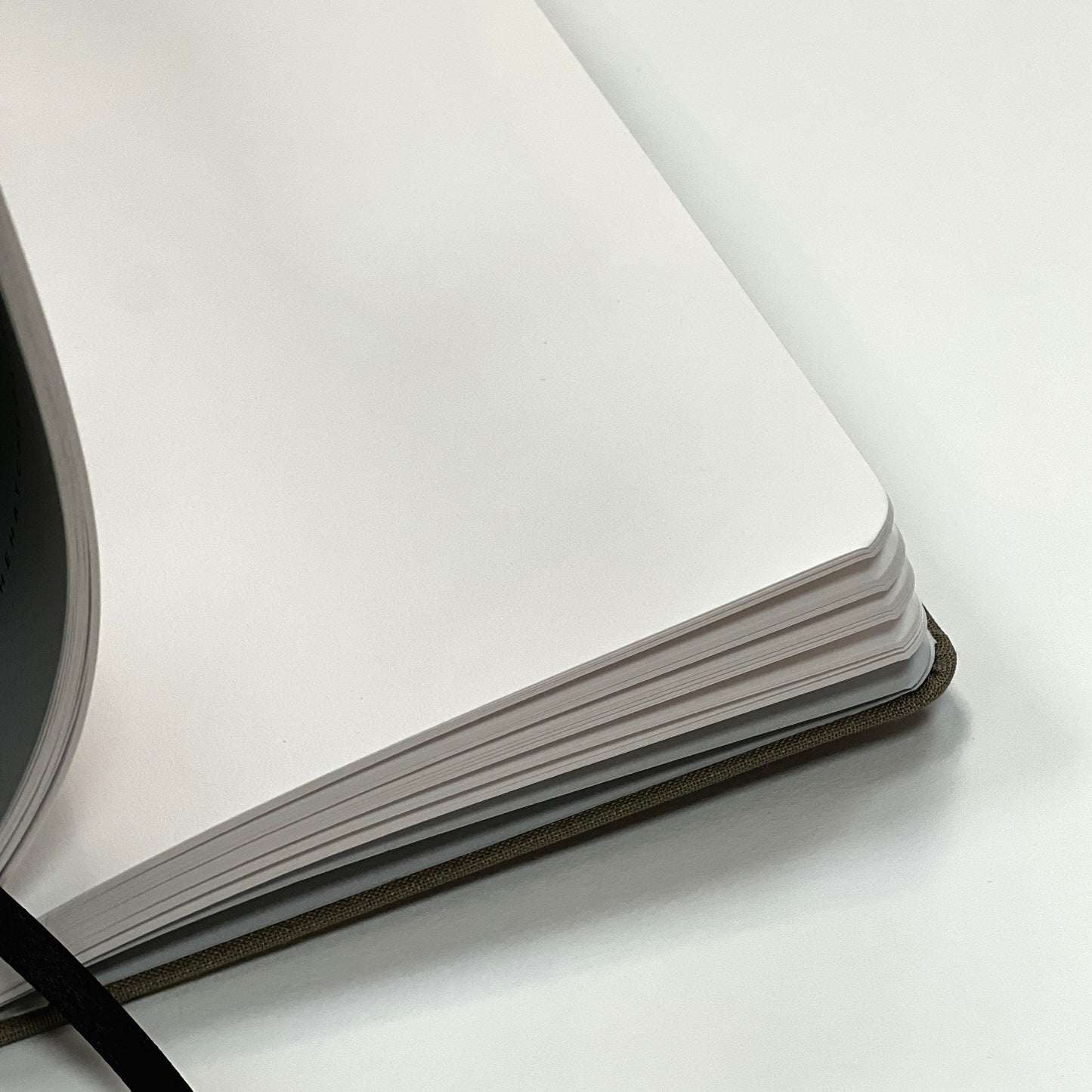 Quarto Medium Clothbound Plain Sketchbook